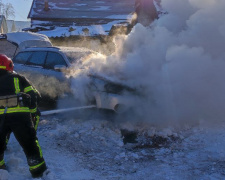 У Покровському районі рятувальники загасили палаючий автомобіль