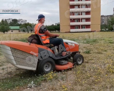 Покровські комунальники продовжують робити громаду охайною