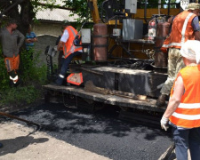 В Покровске продолжается ямочный ремонт дорог