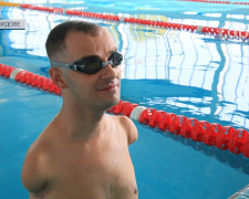 Титулований плавець-параолімпієць показав, як проходять його тренування в Селидовому