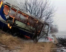 На Дніпропетровщині внаслідок ДТП згоріли ВАЗ та автобус