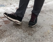 Шкарпетки поверх взуття чи льодоступи: покровчани поділились методами протидії ожеледиці