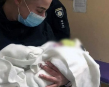 У Мирнограді поліцейські виявили немовля, залишене без належного догляду