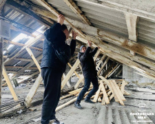 У мікрорайоні «Південний» розпочали перекриття покрівлі 5-поверхівки, пошкодженої внаслідок обстрілу