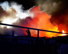 Ночью в Покровске горело здание бывшей школы (добавлено видео)