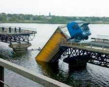 Возле Никополя под движущейся фурой обвалился мост