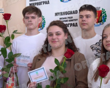 Особливий випуск: мирноградські 11-класники отримали свідоцтва з відзнаками