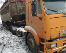 Спасатели помогли вытащить грузовик в Покровском районе