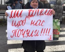 Жителі Покровського району, незгодні з позицією місцевих депутатів, перекрили дорогу на Дніпро