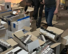 На поштових складах у Покровську виявили контрафактний алкоголь та тютюн на півтора мільйони гривень