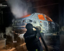 Рятувальники гасили дві пожежі в Покровську, спричинені ворожим обстрілом