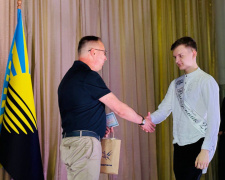 Ви - наше майбутнє! Випускникам шкіл Покровської громади вручили свідоцтва з відзнакою