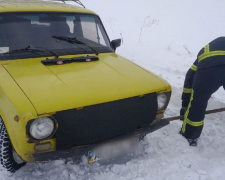 В Покровском районе спасатели помогли вытащить автомобиль с маленьким ребенком внутри