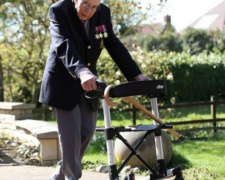 99-річний британець зібрав для медиків понад 11 мільйонів фунтів, гуляючи навколо будинку