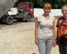 В покровский СК «Металлург» при поддержке депутата завезли песок  для волейбольной площадки
