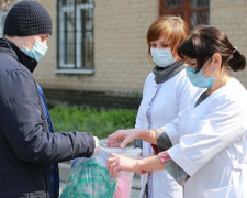 Волонтеры ДонНТУ передали медикам региона защитные экраны, изготовленные при поддержке ПРАО «Донецксталь»