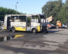 В выходные в Покровске сгорел автобус, а в Покровском районе – хозпостройка