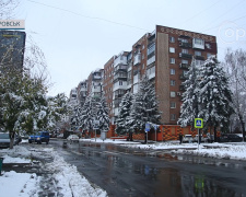 Чи доречні в прифронтових містах новорічні ялинки: думками поділилися жителі Донеччини та керівники МВА