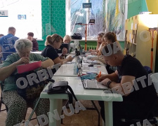 Тікають від обстрілів: транзитний пункт у Павлограді приймає сотні людей на тиждень