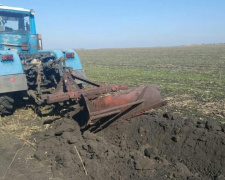 У полі біля села Рівне Покровського району підірвався трактор