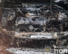 У дворі багатоповерхівки у Селидовому підпалили автівку