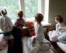 В Україні з 2020 року влаштування дітей до дитбудинків припиниться