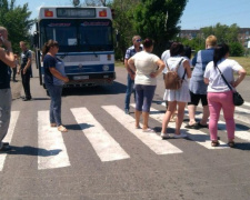 В Донецкой области шахтерские жены перекрыли дорогу