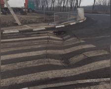 Между Покровском и Мирноградом провалился участок дороги, капитально отремонтированный осенью