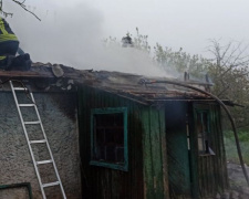 Утром в Покровском районе горел заброшенный дом