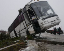 На Донеччині триває ліквідація наслідків ДТП за участю пасажирського автобуса