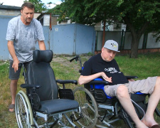 Покровчанин Віталій Базака отримав візочки для людей з інвалідністю та проводить аукціони на підтримку ЗСУ