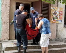 У Добропіллі рятувальники допомогли транспортувати чоловіка з надмірною вагою