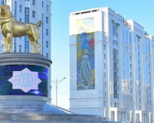 Президент Туркменистана открыл в столице 15-метровый позолоченный памятник алабаю