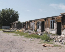 Наркопритон, свалка, опасное место для игр – во что превратилось сгоревшее здание бывшей школы №7 в Покровске?