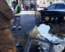 «На гарячому»: інспектори МСП виявили чоловіка, який викинув сміття посеред міста