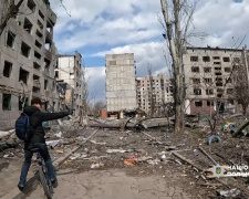 Могили посеред гойдалок: з Покровська «білі янголи» евакуювали ще 20 людей