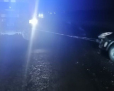 В Покровске спасатели вытягивали из кювета автомобиль