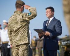 Президент вручил ВСУ сертификаты на новейшее вооружение и технику