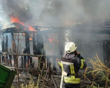 В Покровской громаде горели домовладение и заброшенное здание