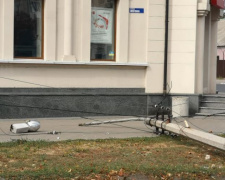 В центре Покровска в результате ДТП сбита электроопора