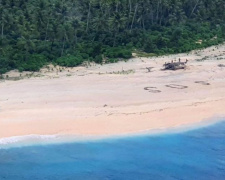 Моряків, які застрягли на безлюдному острові, знайшли за написом SOS на піску