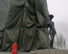 Утеплились и продолжили работу – в Покровске идет реконструкция мемориала «Девочка»