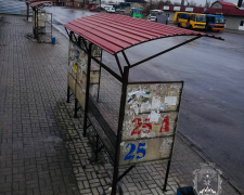У Покровську ремонтують зупиночні павільйони на міському автовокзалі