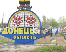 Волонтери пофарбували стелу на в’їзді до Донецької області: добра справа чи стирання пам’яті?
