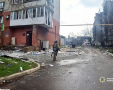 Коли три бомби прилітають у двір, мозок починає працювати правильно: евакуацію з Покровська показала поліція Донеччини