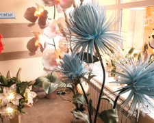 Покровська майстриня відкрила виставку незвичайних світильників-квітів