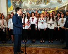 Депутати Верховної Ради заспівали «Щедрик» та отримали щоденники з Леонтовичем