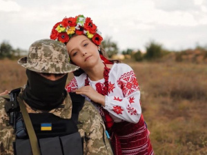 Час новин. 10-річна покровчанка Дар’я Шаповал стала зіркою кліпу на українську пісню «Там біля тополі калина росте»