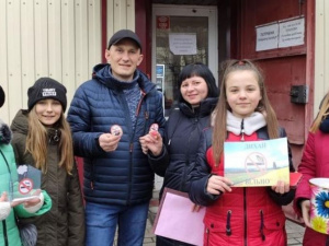Жителям Мирнограда пропонували обміняти цигарку на цукерку