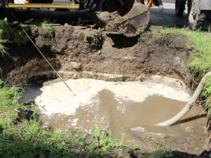 Продолжается ликвидация аварии на канализационном коллекторе в Покровске